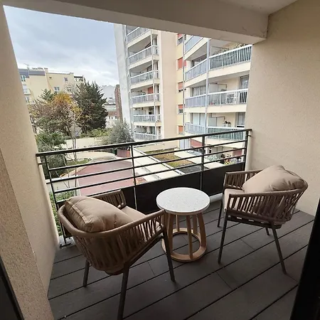 Courbevoie Terrasse Situe Pres De Paris