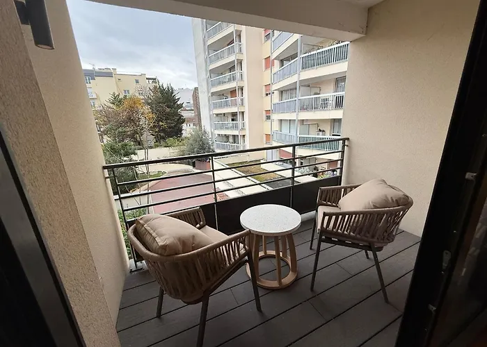 Courbevoie Terrasse Situe Pres De Paris